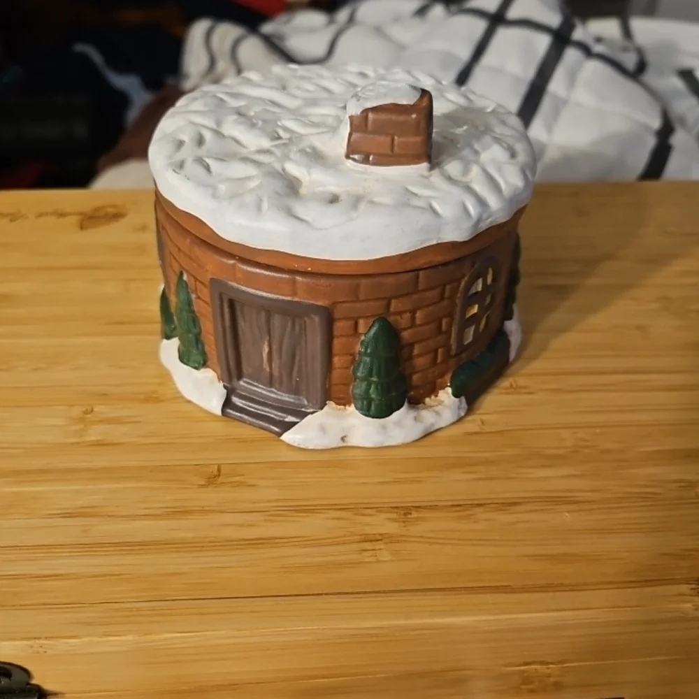 Vintage christmas candle, round cabin‎